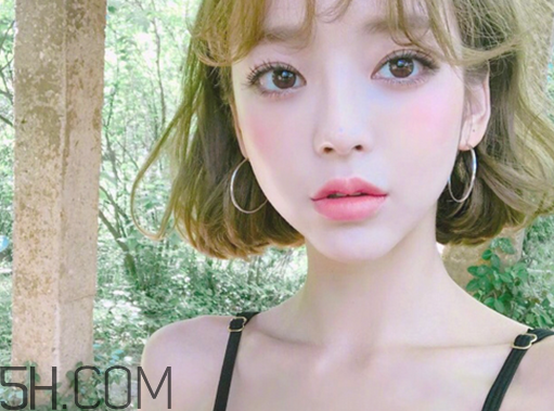 什么顏色的口紅最自然？如何根據(jù)皮膚顏色選擇適合自己的口紅