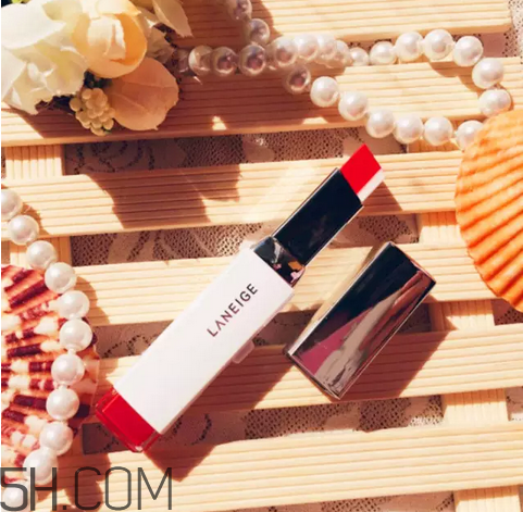 涂口紅前用bb打底可以嗎？最近比較火的口紅品牌有哪些？