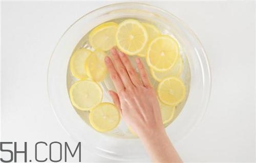 用檸檬水洗臉可以嗎？檸檬水洗臉的功效是什么呢？