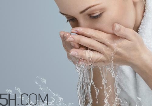 用檸檬水洗臉可以嗎？檸檬水洗臉的功效是什么呢？