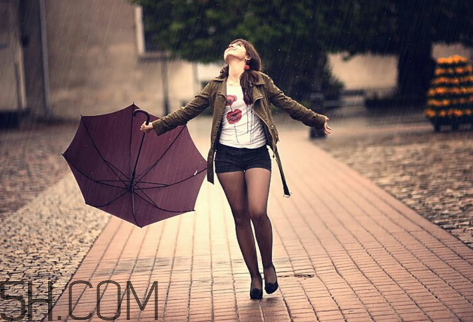 淋雨后要洗澡嗎？淋雨后不洗澡會(huì)怎么樣？