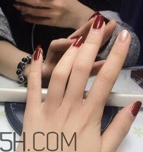 指甲軟是怎么回事？冬季美甲什么顏色好看？