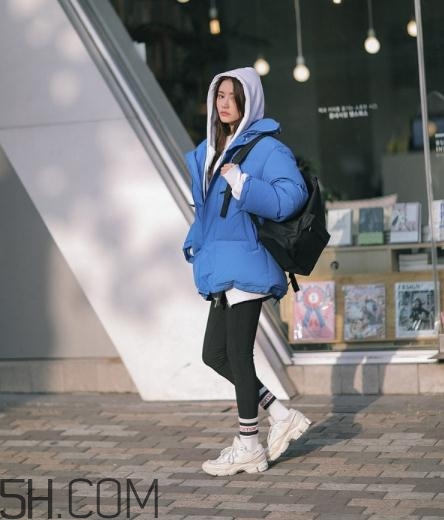 藍色棉襖配什么褲子？藍色棉服搭配褲子圖片