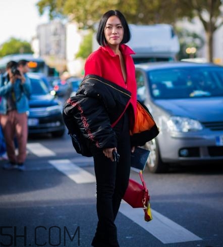 黑色飛行夾克怎么搭配？黑色飛行員夾克搭配女
