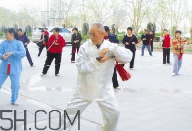 冬季應(yīng)該怎么晨練？冬季晨練的注意事項有哪些？