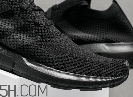 adidas swift run triple black配色在哪買_多少錢？