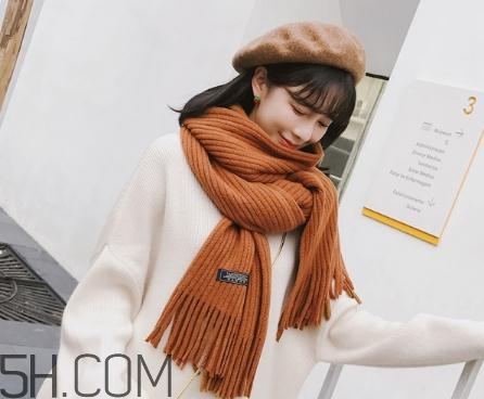 焦糖色圍巾配什么顏色衣服？焦糖色圍巾搭配圖片