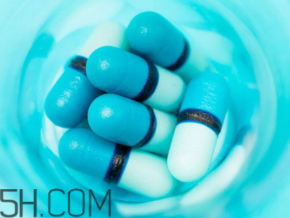萬(wàn)艾可可以買(mǎi)一粒嗎？萬(wàn)艾可可以刷醫(yī)?？▎幔?></p><p>一般在性生活前30分鐘至1小時(shí)服用，年紀(jì)較大的患者，由于藥物吸收慢，需提前1小時(shí)服用。</p><p>掌握劑量</p><p>萬(wàn)艾可(偉哥)首次應(yīng)用的推薦劑量為50毫克，50毫克不夠可以增加到100毫克，每次服用量最多不超過(guò)100毫克。</p>		</div>
<div align=