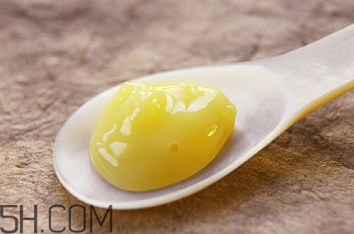 蜂王漿的營(yíng)養(yǎng)成分有哪些？怎么辨別真假蜂王漿？