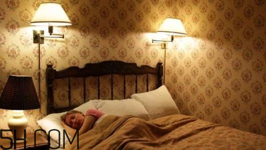 睡覺不關(guān)燈的危害有哪些？如何正確的睡個(gè)美容覺？