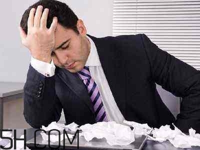 焦慮癥的表現(xiàn)是怎樣的？焦慮癥對身體有什么危害？