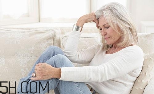 女性全身乏力是怎么回事？導(dǎo)致女性全身乏力可能患有什么疾?。?></p><p>6.慢性腎炎患者也常感疲倦和全身乏力，而且因他們需長期吃低鹽或無鹽飲食，又容易缺鉀，故全身乏力、失眠、腰酸常是他們就醫(yī)的主訴。</p><h3>全身乏力食療</h3><p>第一、飲食中不能缺少堿性食物</p><p>如新鮮蔬菜(紫甘藍(lán)、花椰菜、芹菜、油麥菜、蘿卜纓、小白菜)和水果、菌藻類、奶類等可以中和體內(nèi)的“疲勞素”--乳酸，以緩解疲勞。</p><p>第二、鈣是天然的壓力緩解劑</p><p>缺鈣的人，總是精疲力竭地疲于奔命、神經(jīng)高度緊張，工作產(chǎn)生的疲勞無法獲得緩解。在攝取牛奶和酸奶等富含鈣質(zhì)食物的同時，千萬不要忘記補(bǔ)充鎂，“補(bǔ)鈣不補(bǔ)鎂，吃完就后悔!”新鮮小麥胚、蕎麥、核桃、杏仁、紅葡萄酒、香蕉、紫菜、未加工的蜂蜜和黃豆等食物中富含鎂元素。</p>		</div>
<div align=