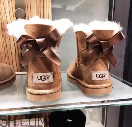 ugg雪地靴要穿襪子嗎？ugg是光腳穿嗎？