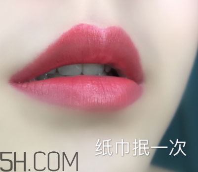 倩碧小方唇膏持久度如何？沾杯嗎？