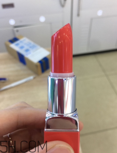 倩碧小方唇膏持久度如何？沾杯嗎？