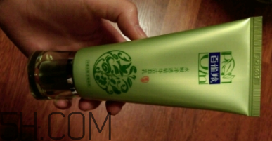 百雀羚泡沫潔面乳洗后緊繃嗎？適合干皮嗎？