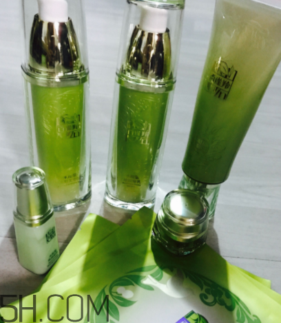 百雀羚水能量套盒適合油皮嗎？適合秋冬用嗎？