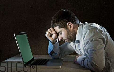 男性經(jīng)常熬夜有哪些危害？男性常熬夜對身體危害有哪些？