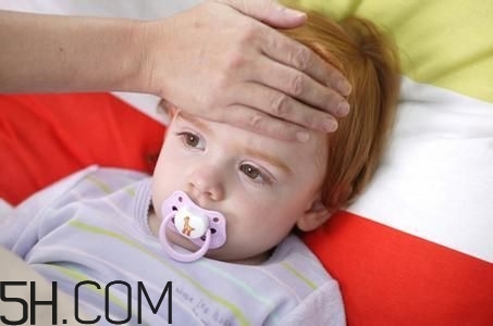 小兒肺炎的癥狀表現(xiàn)有哪些？小兒肺炎應該怎么治療？