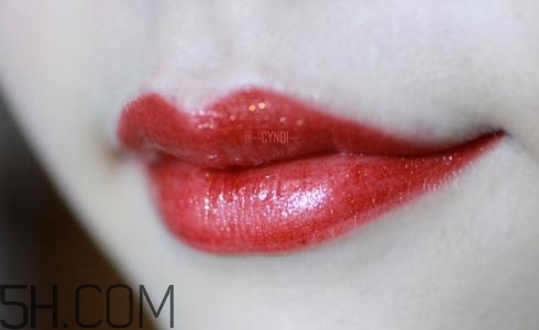 涂口紅可以吃東西嗎？每天涂口紅有沒(méi)有危害？