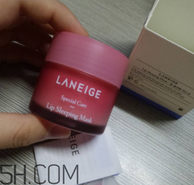 蘭芝夜間唇膜每次敷多厚？每次用多少？