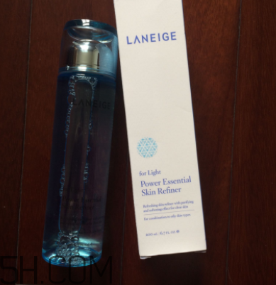 蘭芝水衡精華水油不油？適合油皮嗎？