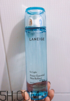 蘭芝水衡精華水油不油？適合油皮嗎？