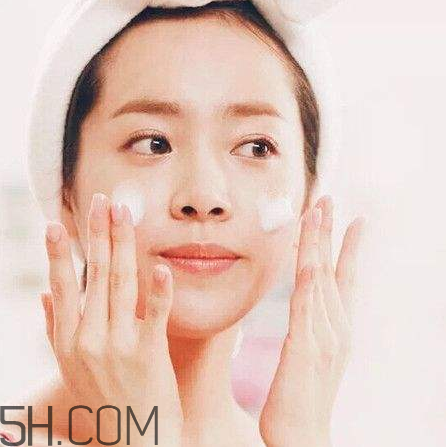 卸妝膏和卸妝油有什么區(qū)別？不同卸妝產(chǎn)品的使用方法