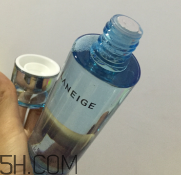 蘭芝水衡精華水油不油？適合油皮嗎？