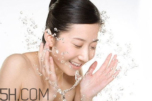 素顏霜v7真的不用卸妝嗎？卸妝時水溫要注意什么？