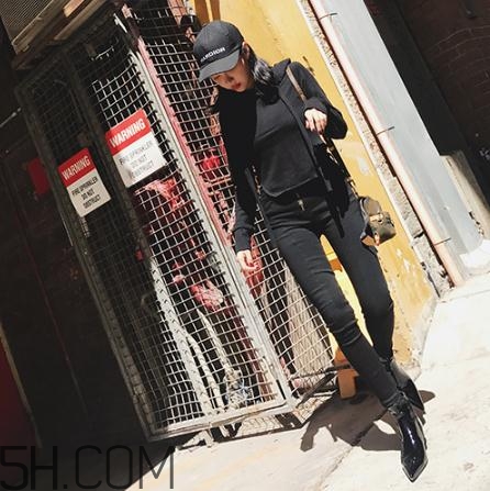 黑色衣服掉色屬于質(zhì)量問(wèn)題嗎？黑色衣服掉色嚴(yán)重怎么辦？