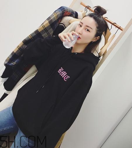 黑色衣服粘毛怎么處理？黑色衣服沾毛怎么辦？