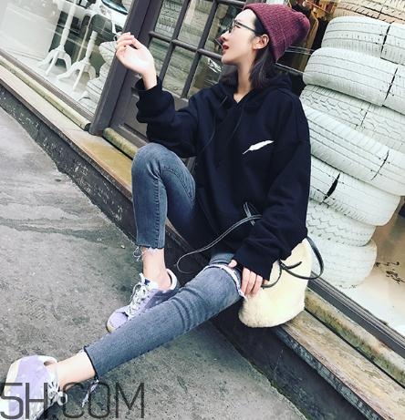黑色衣服被漂白水弄壞怎么復(fù)原？黑色衣服被84燒黃了怎么辦？
