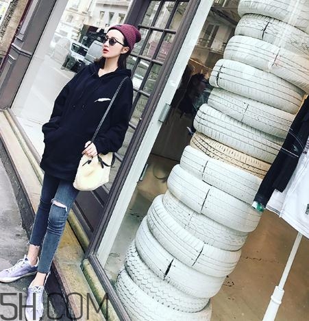 黑色衣服被漂白水弄壞怎么復(fù)原？黑色衣服被84燒黃了怎么辦？
