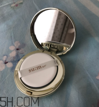 sum37空氣感氣墊霜浮粉嗎？適合油皮嗎？