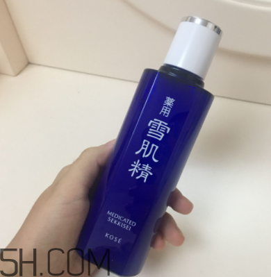 雪肌精化妝水盈潤型適合油皮嗎？適合夏季嗎？