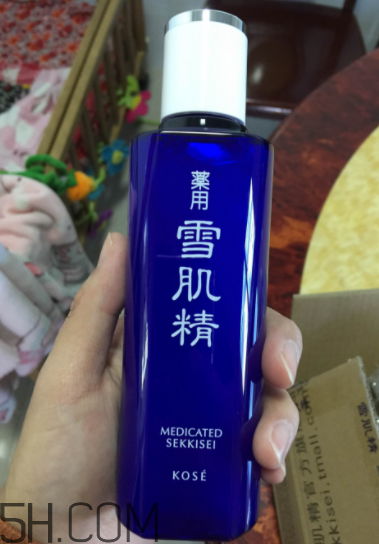雪肌精化妝水盈潤(rùn)型成分是什么？會(huì)使皮膚變薄嗎？