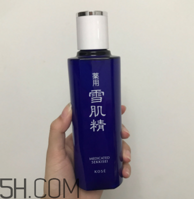 雪肌精化妝水盈潤(rùn)型成分是什么？會(huì)使皮膚變薄嗎？