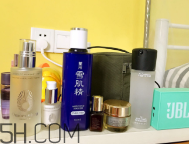雪肌精化妝水盈潤(rùn)型成分是什么？會(huì)使皮膚變薄嗎？
