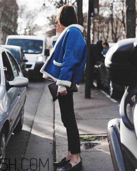 羊羔絨牛仔外套怎么搭配？羊羔絨牛仔外套搭配女