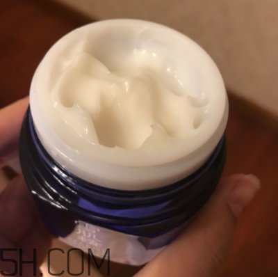 雪肌精菁華凝霜油不油？適合油皮嗎？