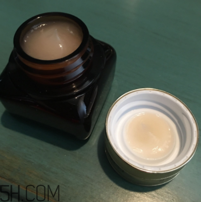 雅詩蘭黛小棕瓶眼霜每次用多少毫升？每次用量多少？