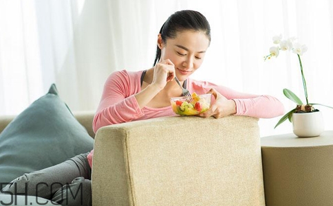女孩月經(jīng)初潮可不可以喝紅糖水？女孩月經(jīng)初潮媽媽應(yīng)該怎么做？