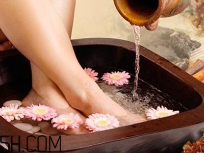 檸檬精油可以泡腳嗎？檸檬精油泡腳的好處有哪些？