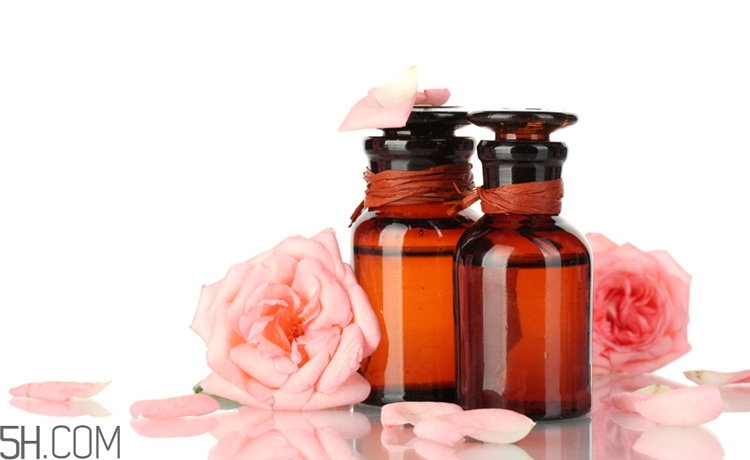 玫瑰精油能泡腳嗎？玫瑰精油的使用方法有哪些？