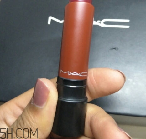 魅可和雅詩蘭黛哪個(gè)好？mac和雅詩蘭黛口紅對(duì)比