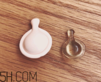 伊麗莎白雅頓眼部精華液油不油？長脂肪粒嗎？