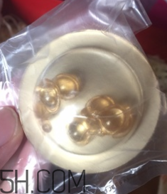 伊麗莎白雅頓眼部精華液油不油？長脂肪粒嗎？