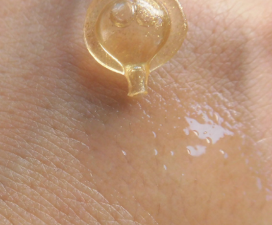 伊麗莎白雅頓眼部精華液油不油？長脂肪粒嗎？
