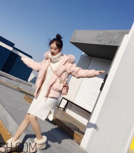 粉色羽絨服配什么鞋子？粉色羽絨服搭配鞋子圖片